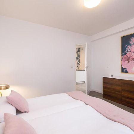 Blue And Green Apartment With Bright Pink Bedroom In Krakow By Noclegi Renters Cracóvia Exterior foto