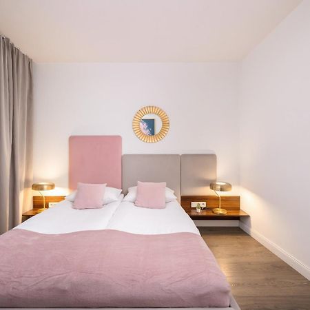 Blue And Green Apartment With Bright Pink Bedroom In Krakow By Noclegi Renters Cracóvia Exterior foto