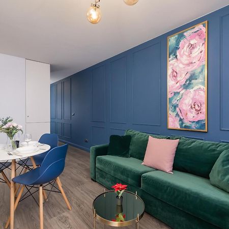 Blue And Green Apartment With Bright Pink Bedroom In Krakow By Noclegi Renters Cracóvia Exterior foto