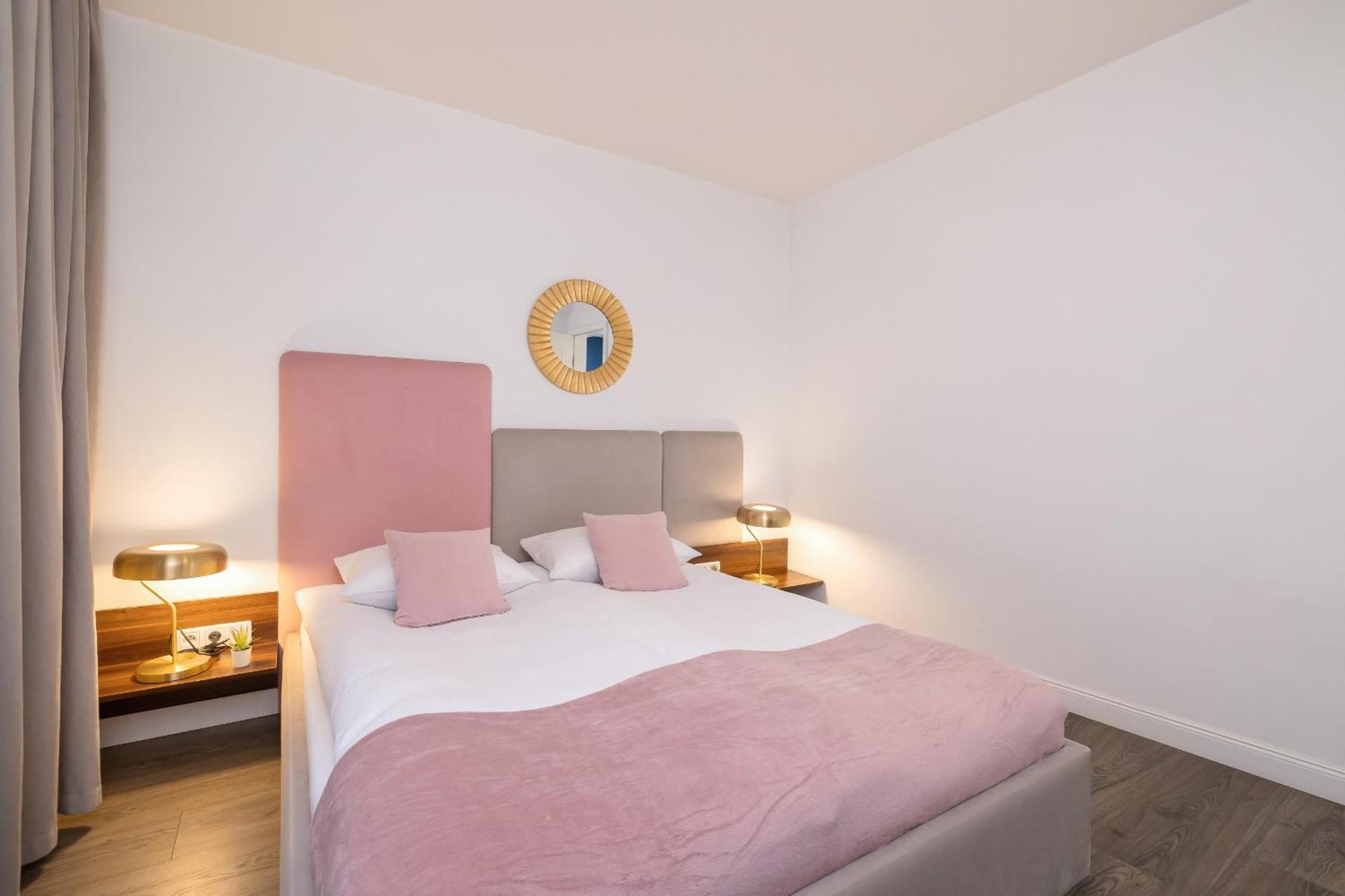 Blue And Green Apartment With Bright Pink Bedroom In Krakow By Noclegi Renters Cracóvia Exterior foto