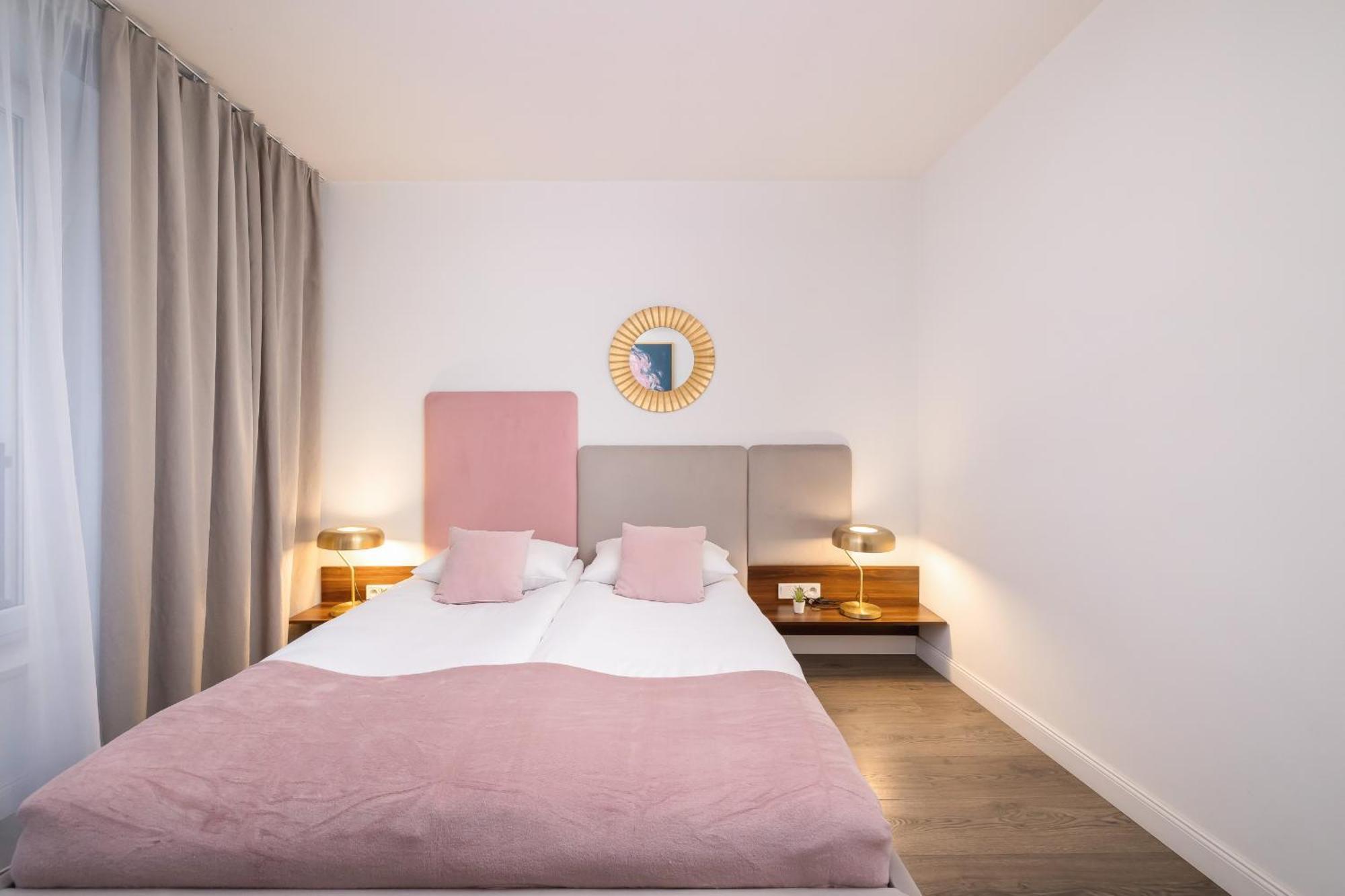 Blue And Green Apartment With Bright Pink Bedroom In Krakow By Noclegi Renters Cracóvia Exterior foto
