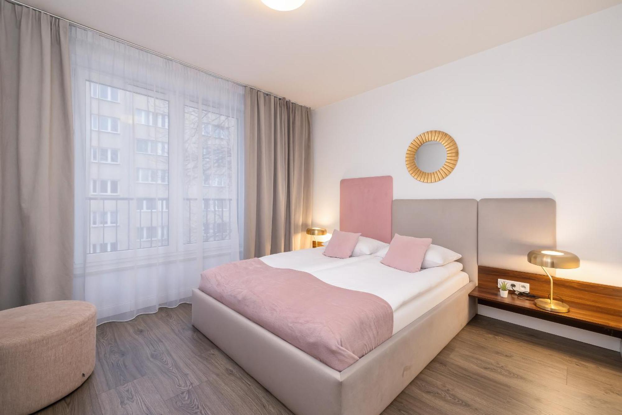 Blue And Green Apartment With Bright Pink Bedroom In Krakow By Noclegi Renters Cracóvia Exterior foto